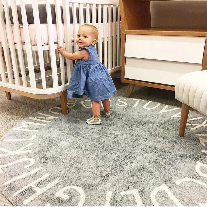 Runder Kinderteppich aus Baumwolle mit Buchstaben-Muster für Kinderzimmer und Spielbereich – Ø 120 cm, gewebt, rutschfest, Weiß, Rosa oder Grau
