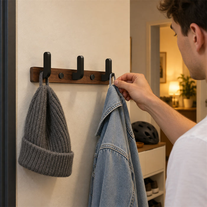 Minimalistische Wandgarderobe aus Holz und Metall mit 3 bis 6 Haken für Flur, Schlafzimmer und Bad – dunkles Holz, schwarze Metallhaken, platzsparend