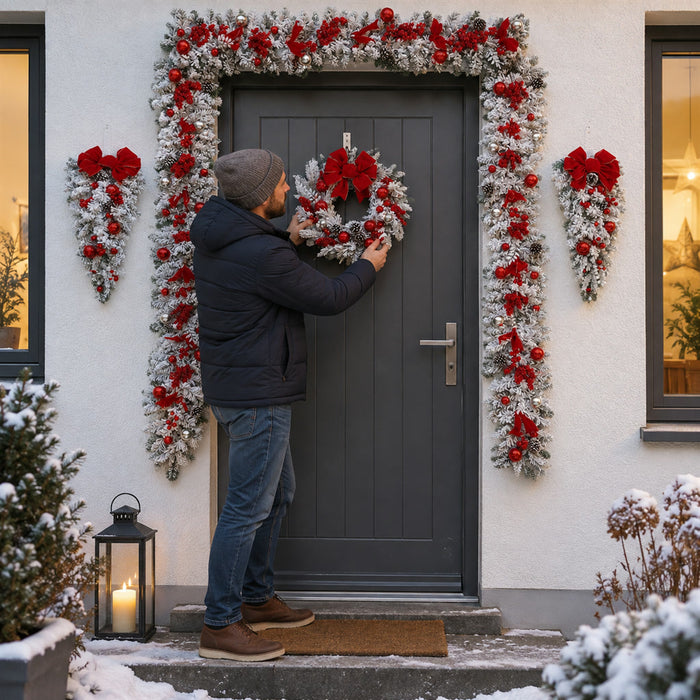 Weihnachts-Türdeko-Set mit Girlande, Kranz und zwei Swags für Haustür und Eingangsbereich – beschneite Tannenoptik mit roten Beeren und Schleifen
