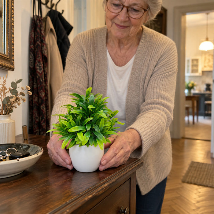 Kunstpflanze im Topf als pflegeleichte Deko für Wohnzimmer, Flur und Büro – ca. 16 cm hoch, Frühlingsgras, Ardisie, Plüschblume oder Kiefer