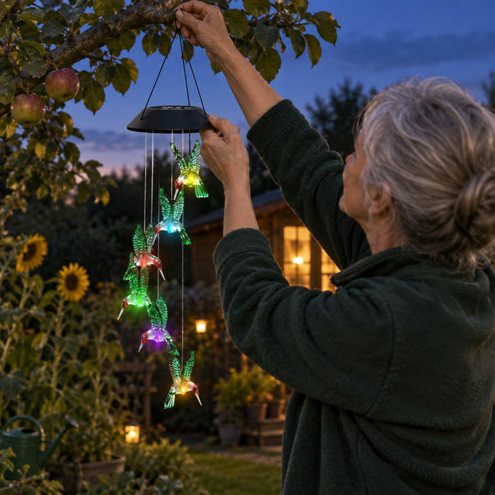 Solar-Windspiel mit Licht als Gartendeko für Baum, Beet und Balkon – ca. 65–70 cm lang, Schmetterling, Kolibri oder Libelle, ohne Kabel