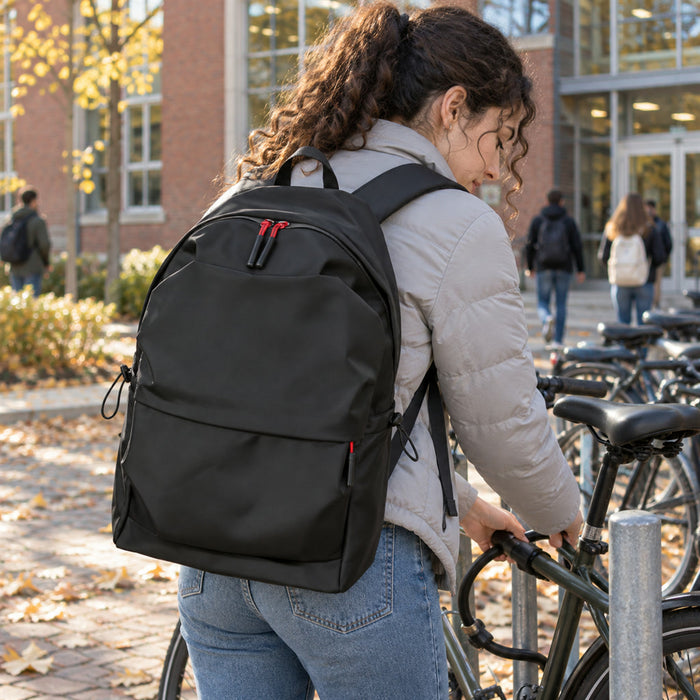 Schlichter schwarzer Rucksack aus wasserabweisendem Nylon für Uni, Büro und Reise – Laptopfach bis 16 Zoll, 7 Fächer, Diebstahlschutzfach