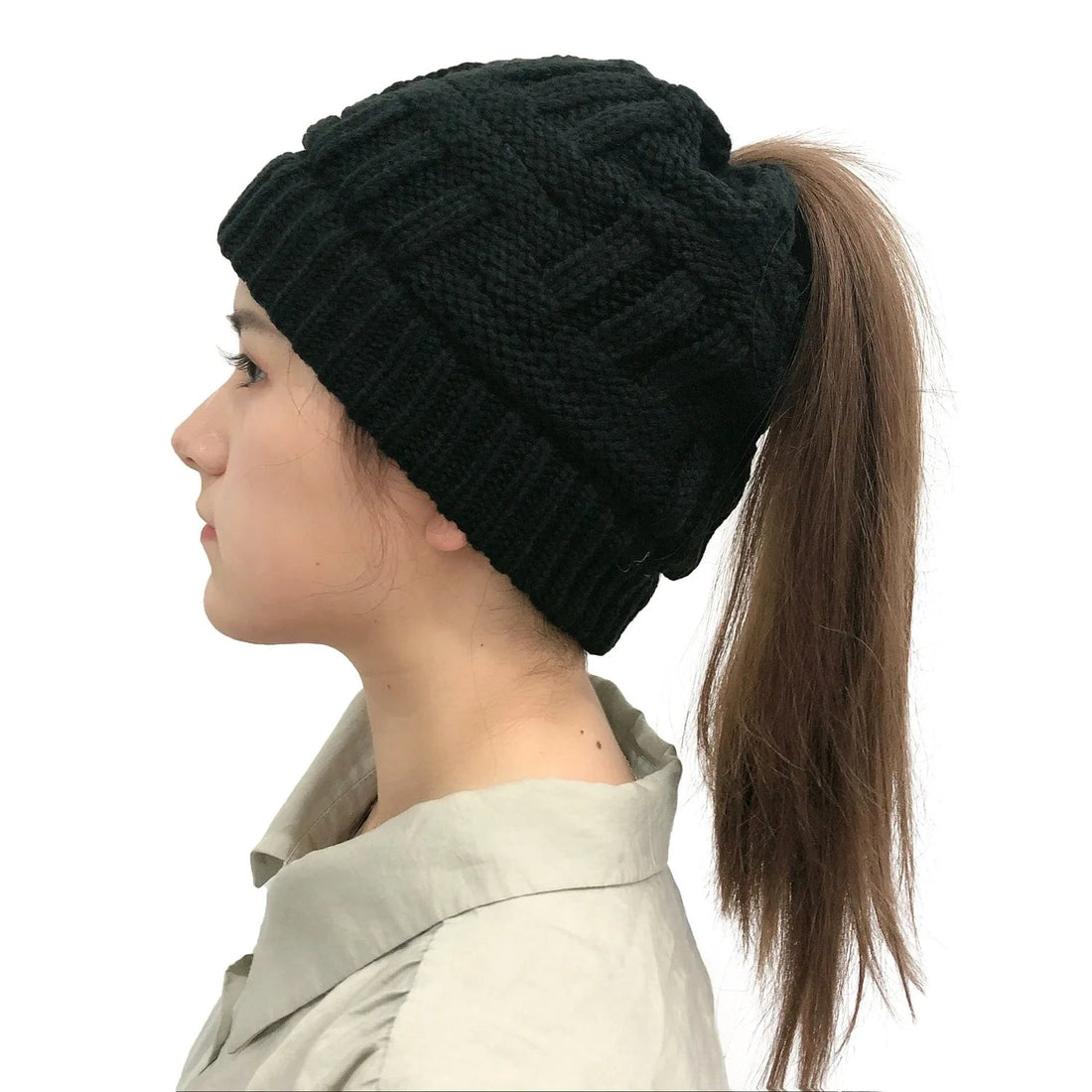 Damen-Wintermütze mit Zopfloch für Pferdeschwanz und Dutt – warm, sportlich, in Schwarz, Weiß, Rot und Grau