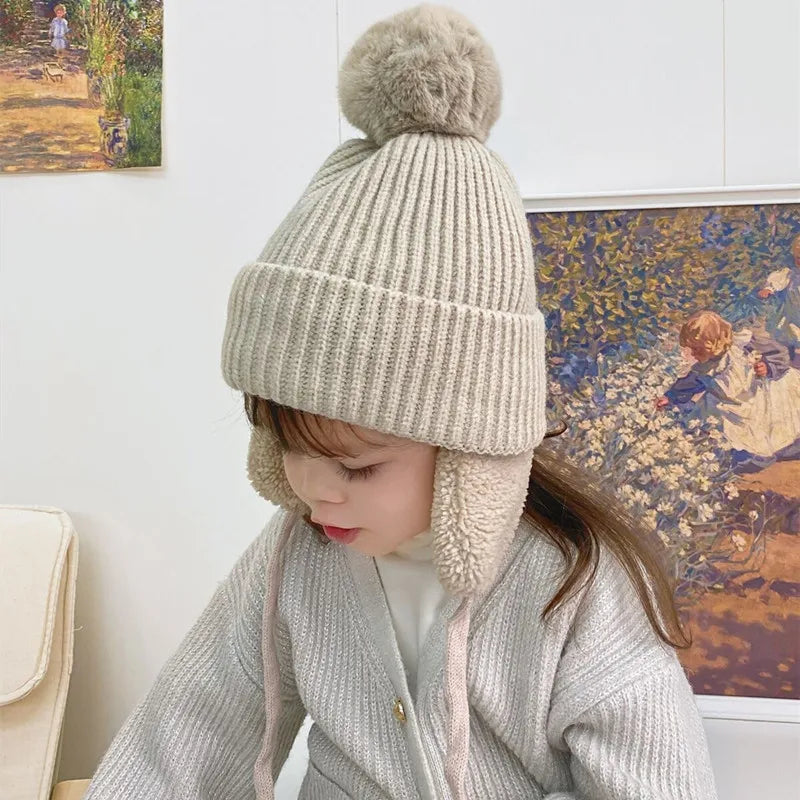 Kinder-Strickmütze mit Ohrenklappen für Winter, Spielplatz und Schulweg – Wintermütze für Kinder, 7 Farben von Beige bis Braun