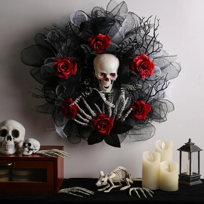 Halloween-Türkranz mit roten Rosen und Totenkopf für Haustür, Wand und Veranda – ca. 40 cm, Tüll, Skeletthände, Gothic-Stil, wiederverwendbar