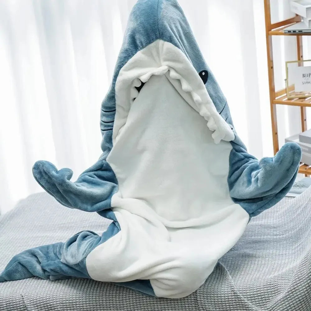 Tragbare Kuscheldecke mit Kapuze im Hai-Design aus weichem Flanell für Filmabende und Loungewear – Polyester, waschbar, Blau oder Rosa, M bis XXL