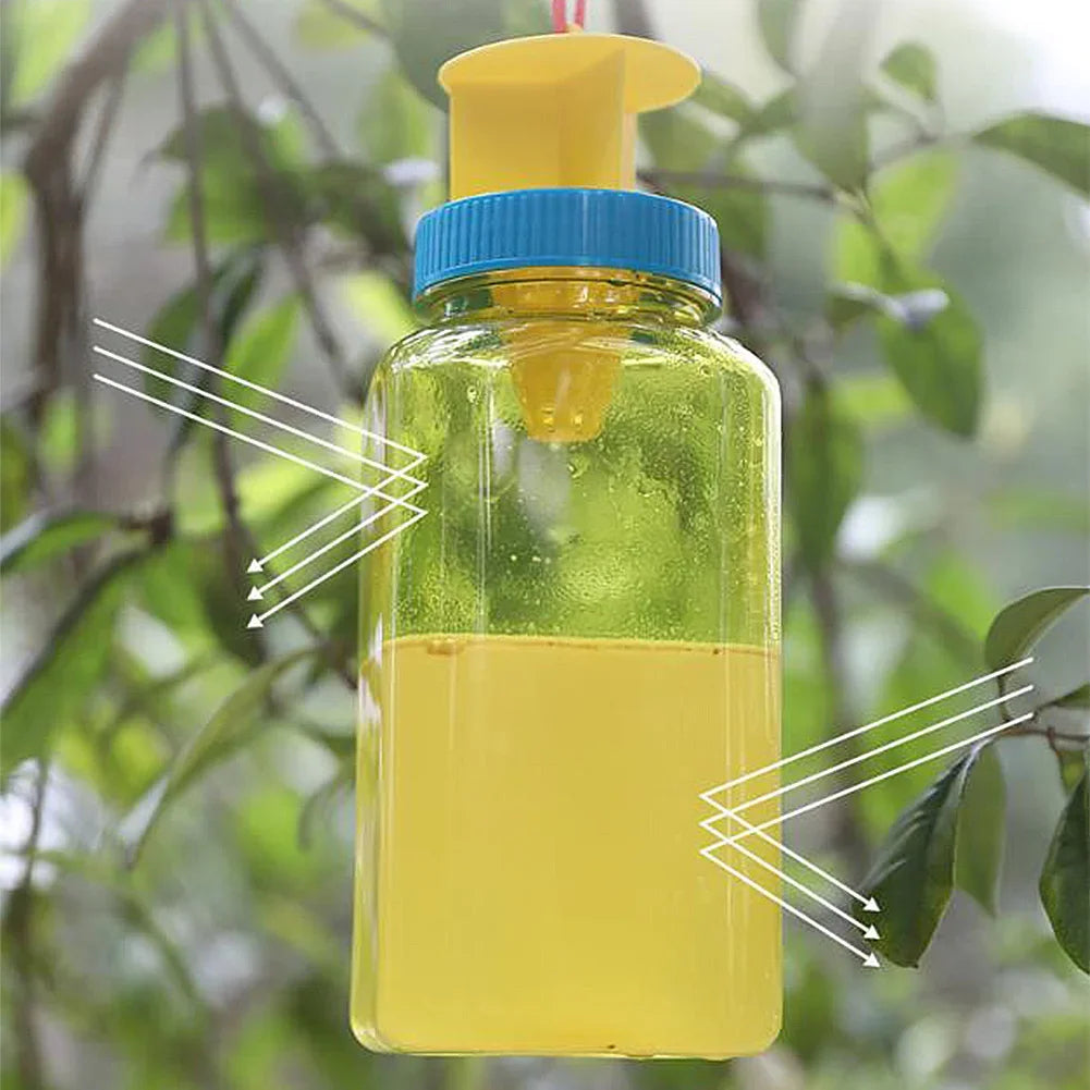 Wiederverwendbare Fruchtfliegenfalle als Flasche zum Aufhängen für Obstbäume, Gemüsebeet und Terrasse – ca. 26 × 8,5 cm, 4 Einflugöffnungen, Lockduft