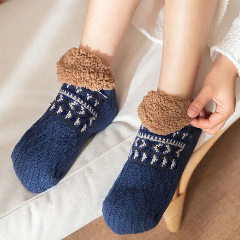 Gefütterte Hausschuhsocken mit Norwegermuster für Zuhause, Winter und Weihnachtszeit – Strick mit flauschigem Innenfutter und Umschlag, in 6 Farben