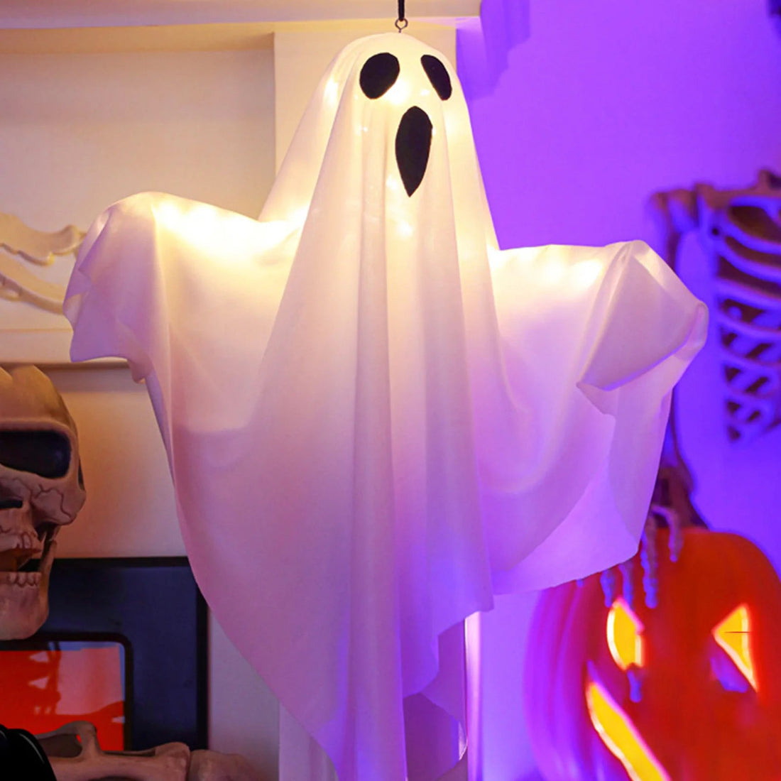 Leuchtender Hängegeist aus PVC als Halloween-Deko für Veranda, Garten und Wohnzimmer – 50 × 40 cm, 3 LED-Modi, batteriebetrieben