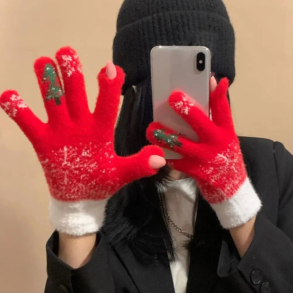 Weihnachtliche Strickhandschuhe mit offener Daumen- und Zeigefingerspitze für Winter und Advent – Tannenbaummotiv, Grün, Rot oder Weiß