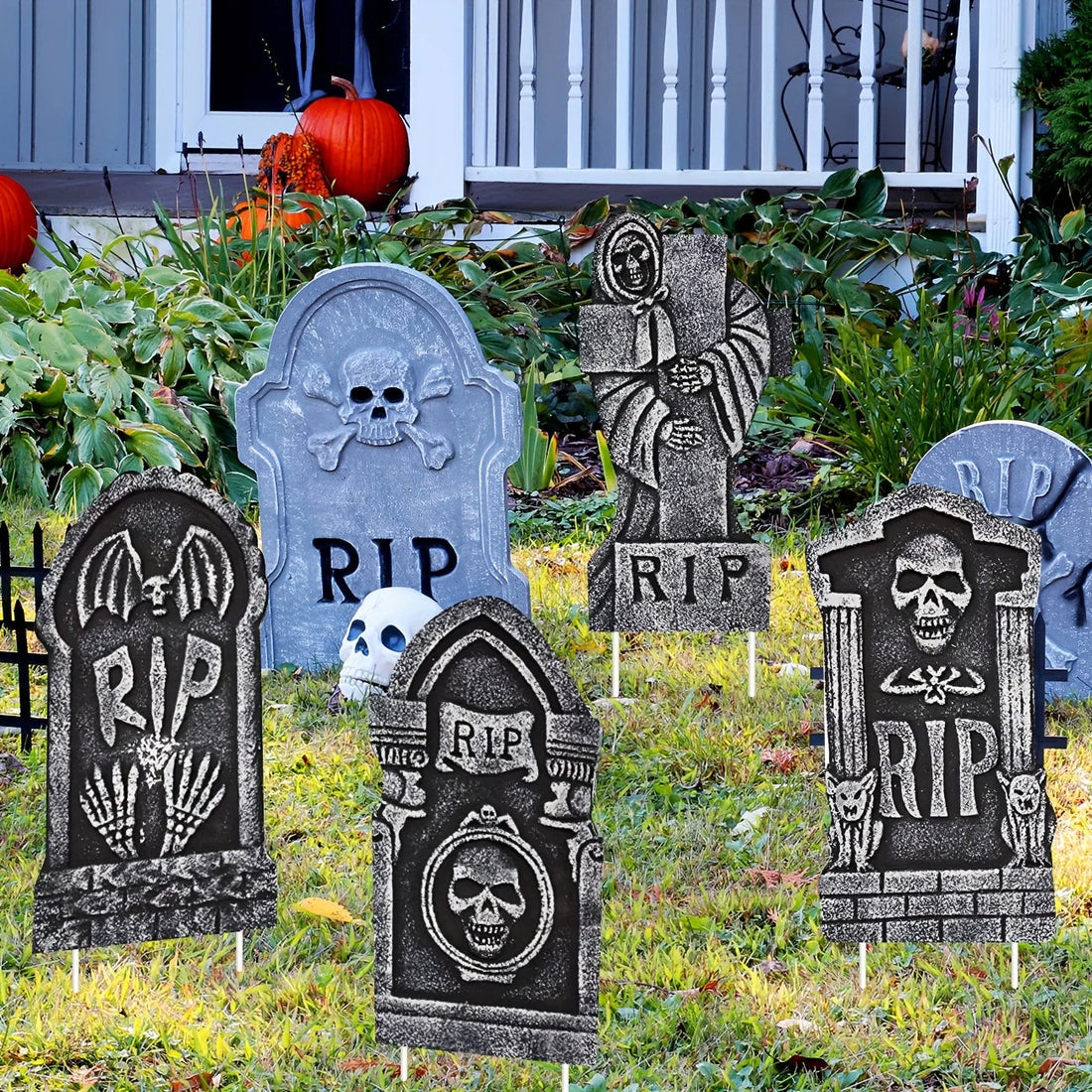 Grabsteine aus Hartschaum als Halloween-Gartendeko für Rasen, Vorgarten und Weg – 4er-Set, je ca. 35 cm hoch, 4 Designs, mit Erdspießen