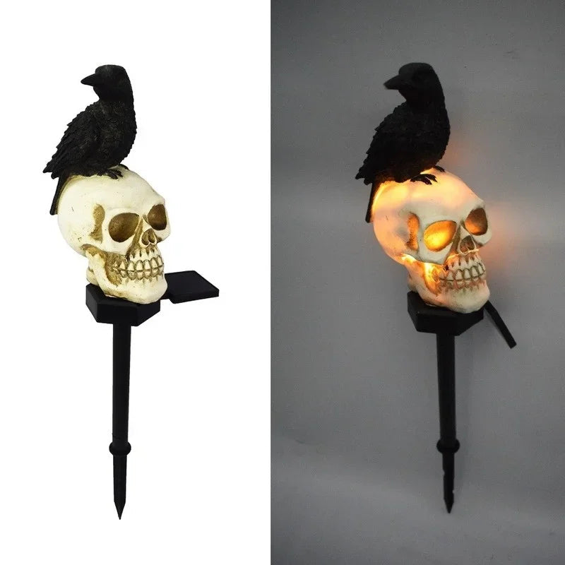 Totenkopf-Solarleuchte mit Rabe aus Kunstharz als Gartenstecker für Garten und Weg – Halloween-Deko, 47 cm, warmweiße LEDs, wasserfest