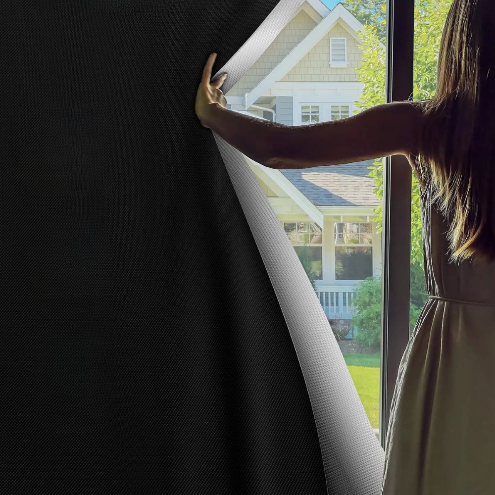 Verdunkelungsstoff für Fenster in Schlafzimmer, Kinderzimmer und Büro – 145 × 99 bis 145 × 399 cm, blickdicht, silberne Rückseite, Schwarz
