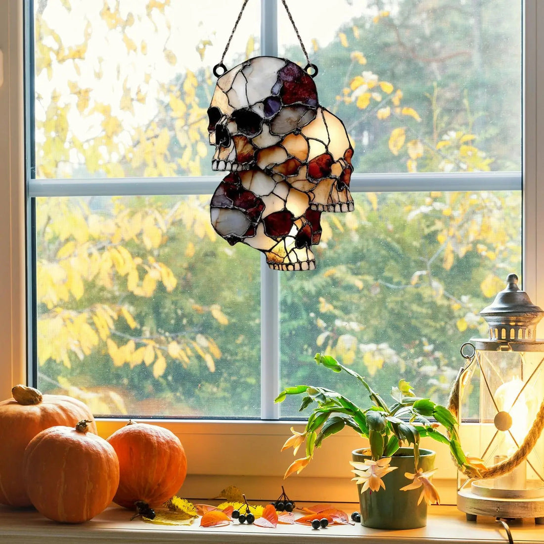Hängende Totenkopf-Deko aus Acryl und Metall als Lichtfänger für Fenster und Veranda – Halloween, 15 cm, mit Kette, 3 oder 4 Schädel