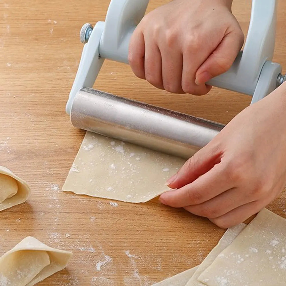 Teigroller mit Bügelgriff aus Edelstahl und Kunststoff für Teig, Teigtaschen und Pizza – Walze 15,2 cm breit, 26,2 cm lang, Hellblau