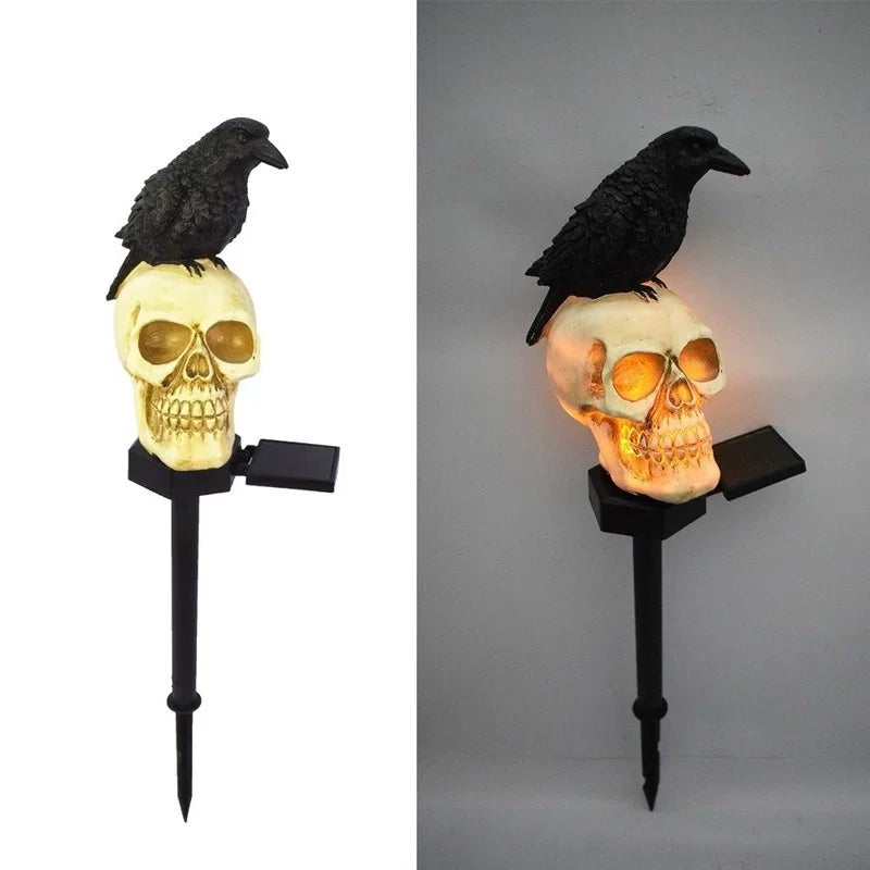 Totenkopf-Solarleuchte mit Rabe aus Kunstharz als Gartenstecker für Garten und Weg – Halloween-Deko, 47 cm, warmweiße LEDs, wasserfest