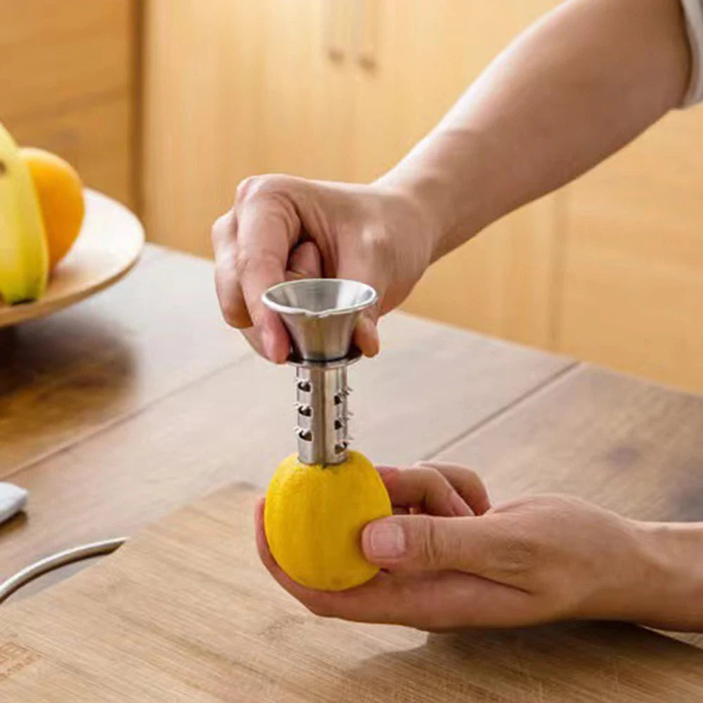 Zitrus-Ausgießer aus Edelstahl zum Eindrehen in die Frucht für Küche und Bar – Saftausgießer für Zitronen, Limetten und Orangen, 7 cm