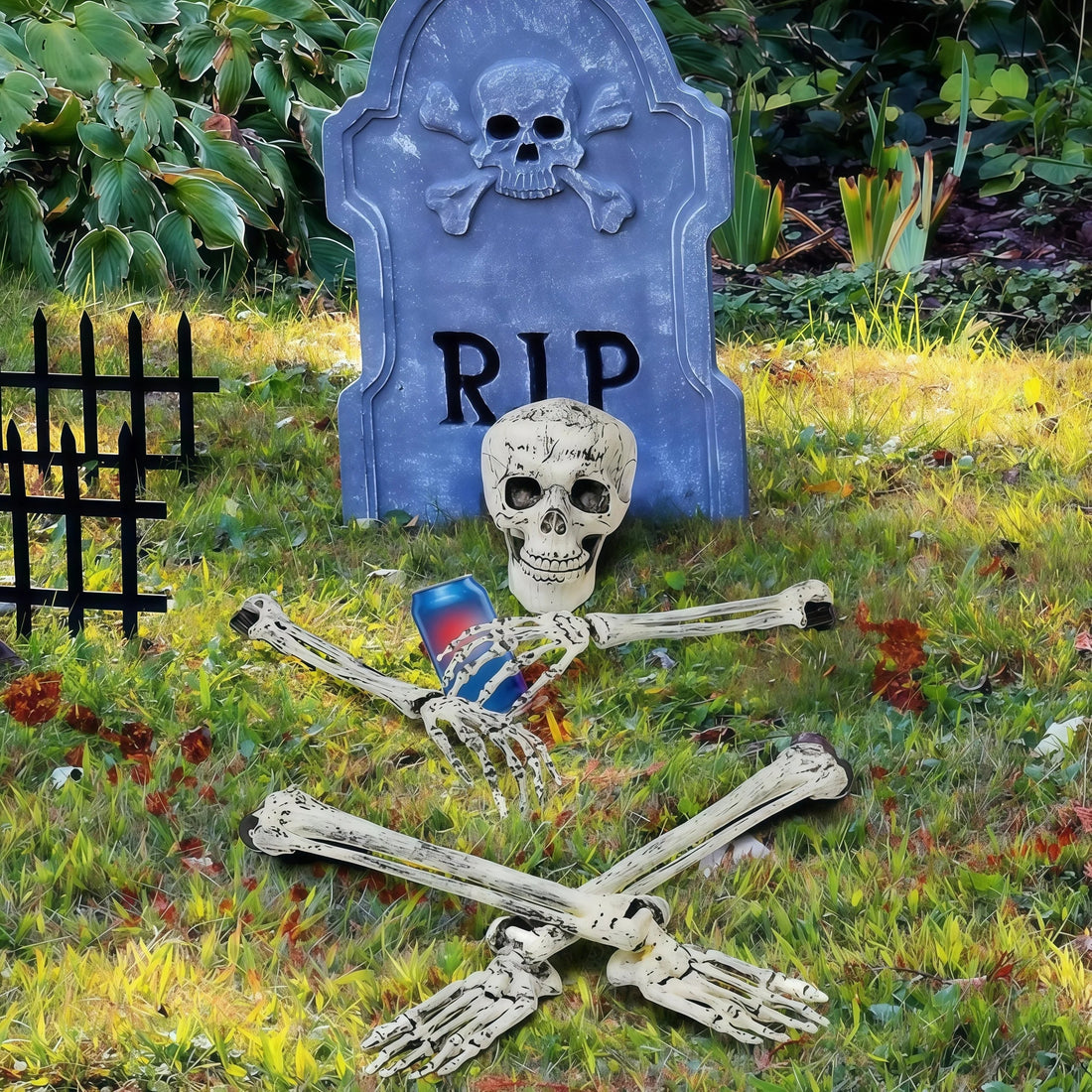 Skelett-Gartenstecker mit Totenkopf, Armen und Beinen als Halloween-Deko für Rasen, Beet und Weg – 5-teilig, Kunststoff, mit Erdspießen