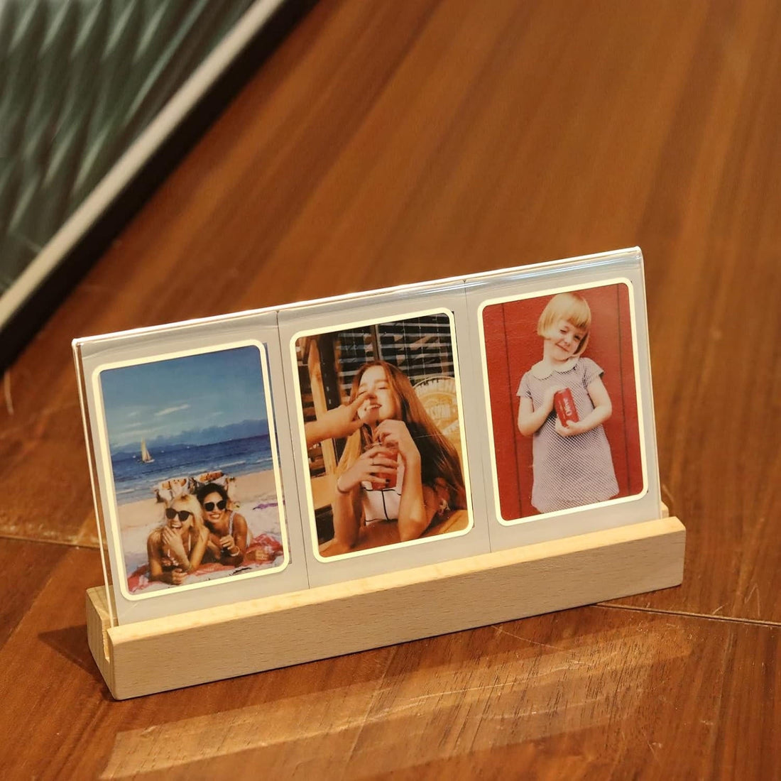 Beleuchteter Bilderrahmen aus Holz und Acryl für Sofortbilder und Tickets auf Schreibtisch und Regal – LED, für 7,6-cm-Fotos, einfach oder 3-fach