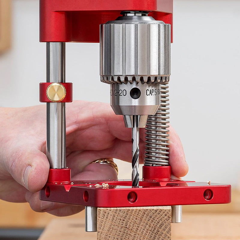 Bohrführung mit Bohrfutter und Parallelanschlag für exakte Bohrungen bei Holzarbeiten – mobiler Bohrständer, ca. 25 × 8 × 7 cm, Rot