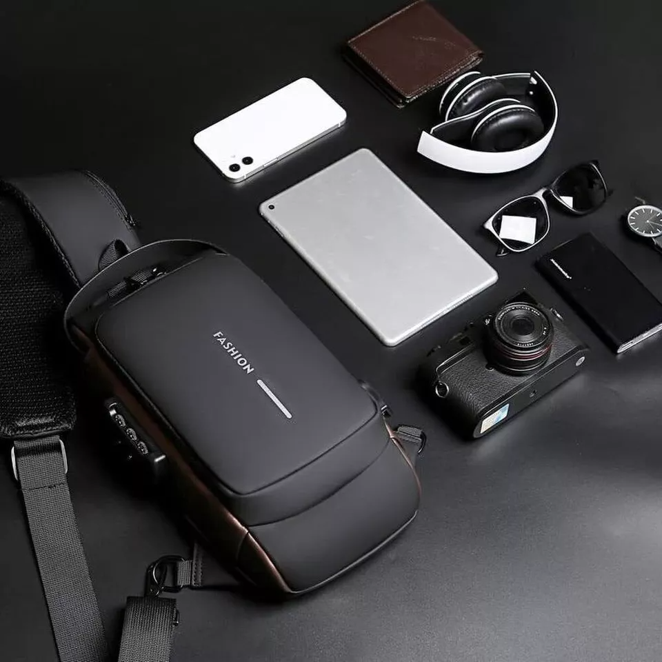 Anti-Diebstahl-Brusttasche mit Zahlenschloss und USB-Anschluss für Pendeln, Städtereisen und Radtouren – Sling-Bag mit einem Schultergurt