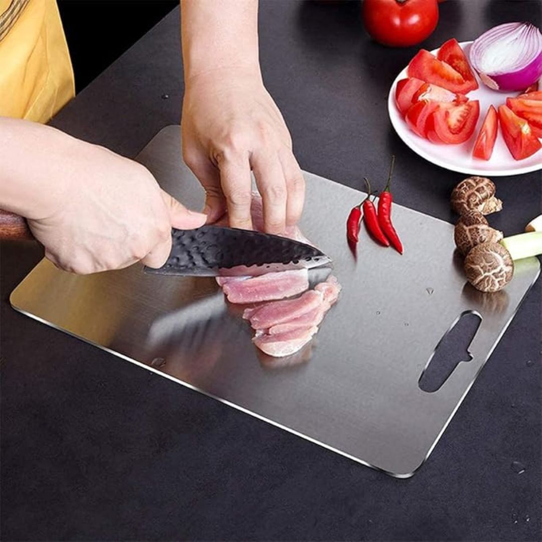 Schneidebrett mit Titanbeschichtung für Fleisch, Gemüse und Obst – ca. 36 × 25 × 0,5 cm, rutschfeste Unterseite, porenfrei, geruchsneutral, flach