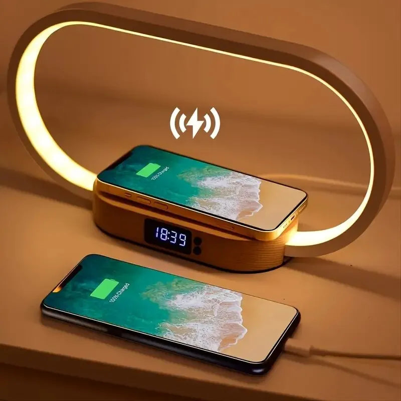 LED-Tischlampe mit Leuchtring, kabelloser Ladestation und Digitaluhr für Nachttisch, Schreibtisch und Flur – Sockel in Holzoptik, eine Steckdose