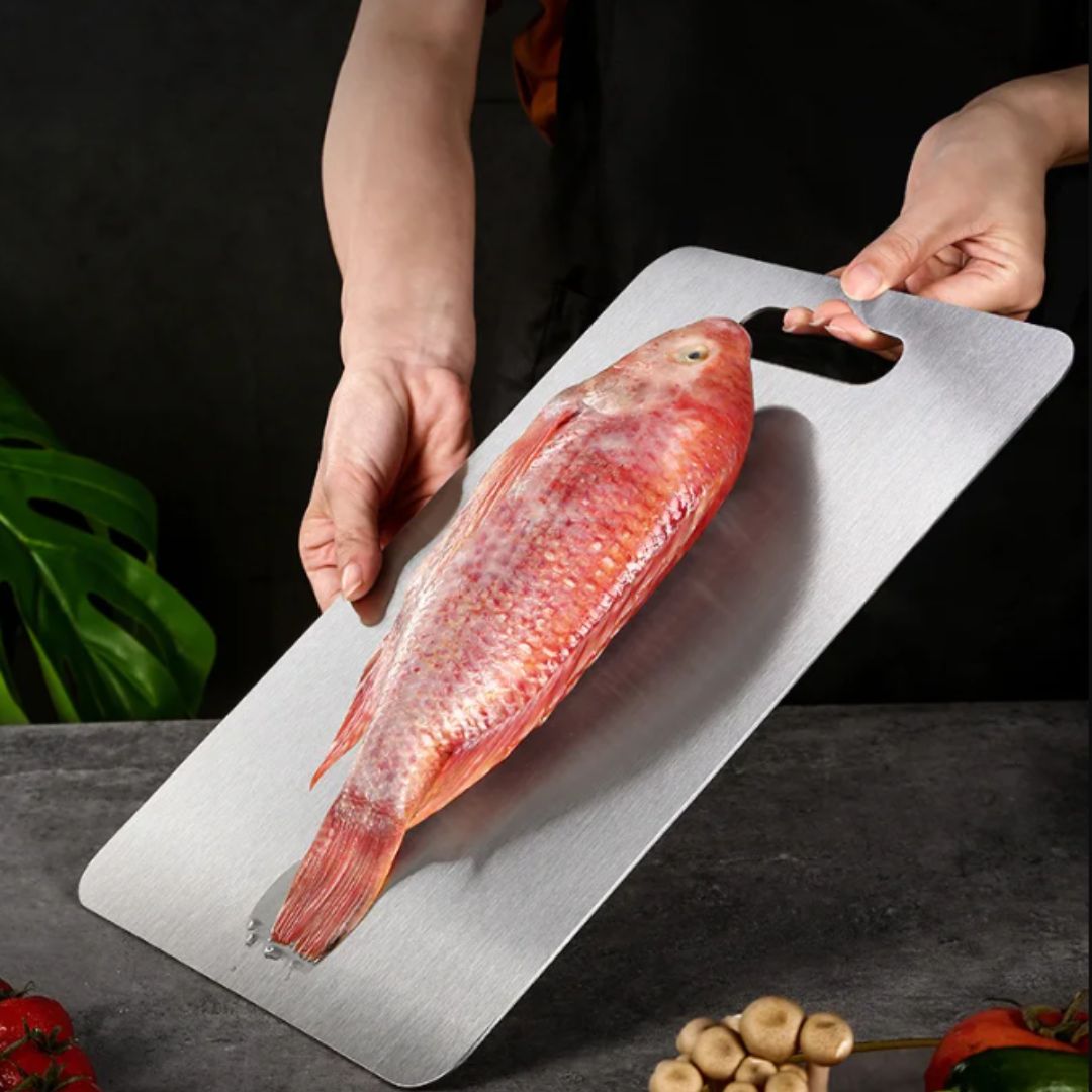 Schneidebrett mit Titanbeschichtung für Fleisch, Gemüse und Obst – ca. 36 × 25 × 0,5 cm, rutschfeste Unterseite, porenfrei, geruchsneutral, flach