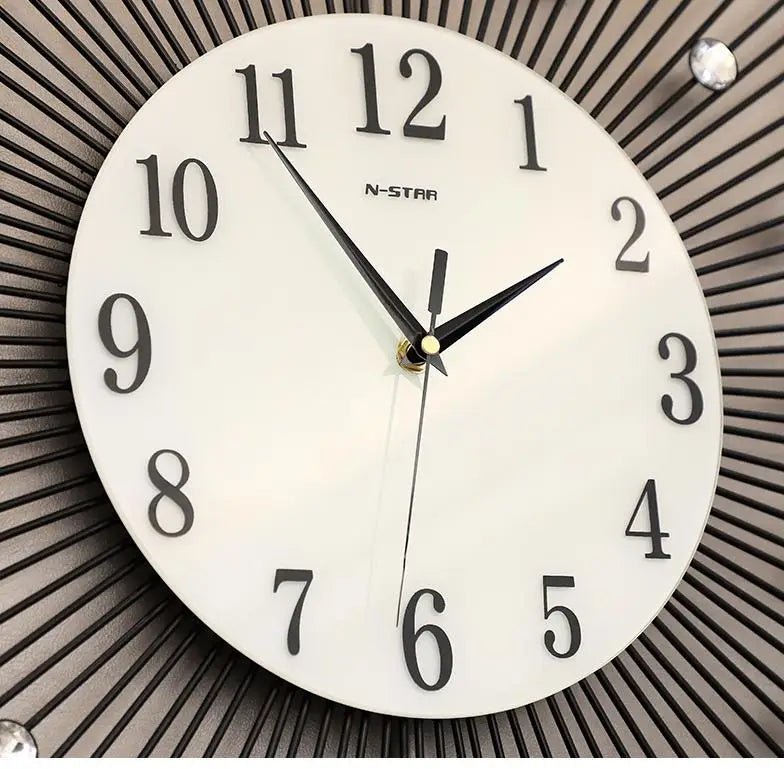 Große Wanduhr aus Metall mit Sonnenstrahl-Design im Vintage-Stil für das Wohnzimmer – 60 bis 80 cm, rund, Steinbesatz, Quarzwerk, Silber