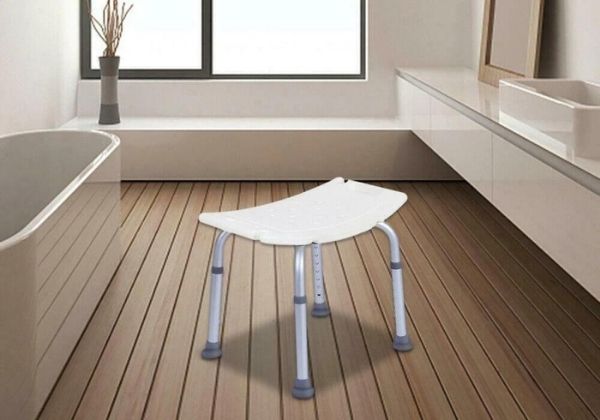 Duschhocker aus Aluminium mit Griffmulden und Brausehalter für Dusche und kleine Bäder – bis 135 kg, 6-fach höhenverstellbar, rutschfeste Füße, Weiß