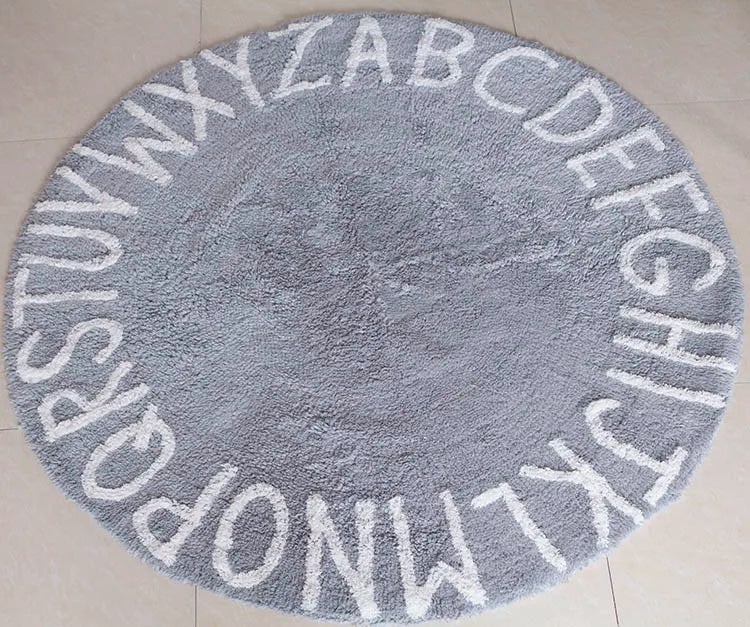 Runder Kinderteppich aus Baumwolle mit Buchstaben-Muster für Kinderzimmer und Spielbereich – Ø 120 cm, gewebt, rutschfest, Weiß, Rosa oder Grau