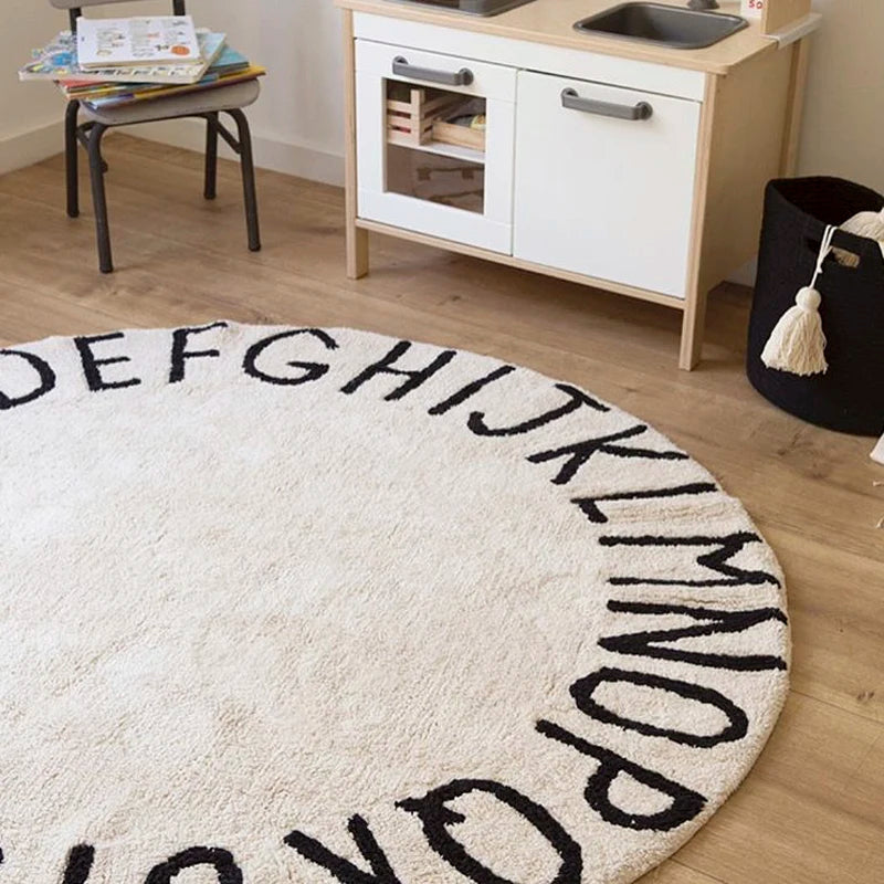 Runder Kinderteppich aus Baumwolle mit Buchstaben-Muster für Kinderzimmer und Spielbereich – Ø 120 cm, gewebt, rutschfest, Weiß, Rosa oder Grau
