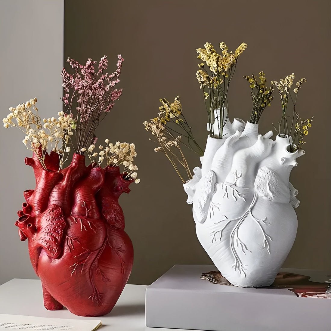 Vase in Form eines anatomischen Herzens für frische und künstliche Blumen in Wohnzimmer und Esszimmer – Deko-Skulptur, Rot, Weiß, Gold, Schwarz