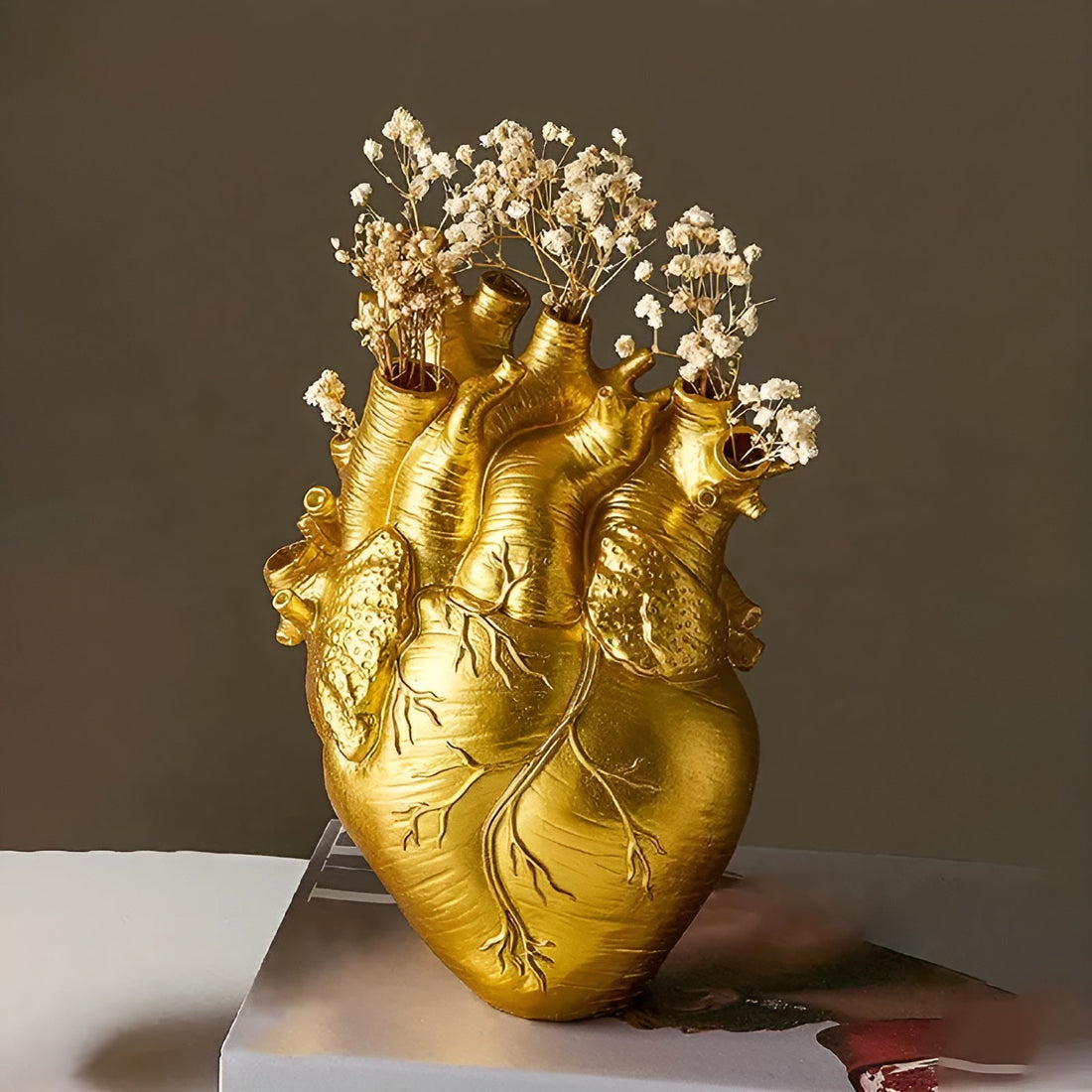 Vase in Form eines anatomischen Herzens für frische und künstliche Blumen in Wohnzimmer und Esszimmer – Deko-Skulptur, Rot, Weiß, Gold, Schwarz