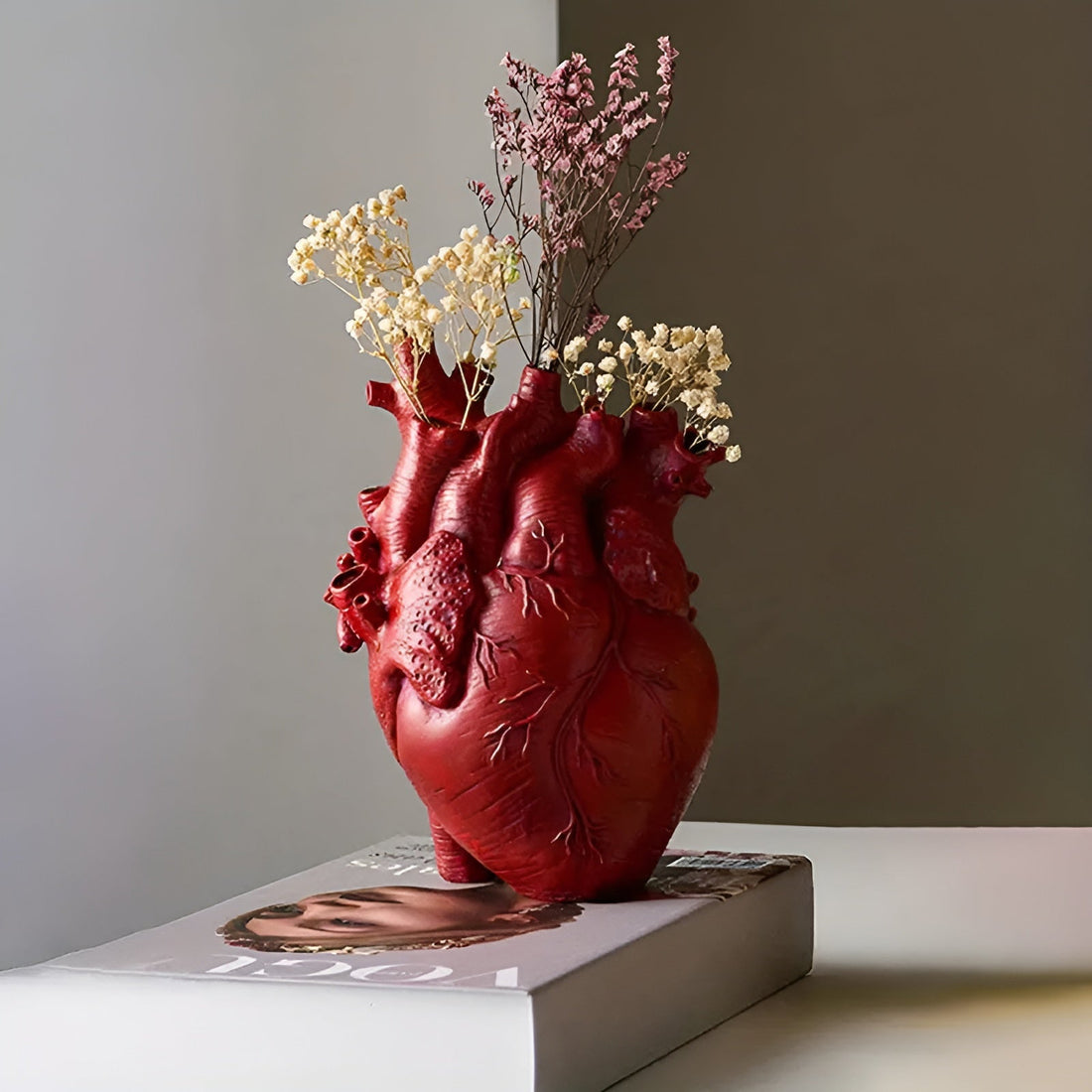 Vase in Form eines anatomischen Herzens für frische und künstliche Blumen in Wohnzimmer und Esszimmer – Deko-Skulptur, Rot, Weiß, Gold, Schwarz