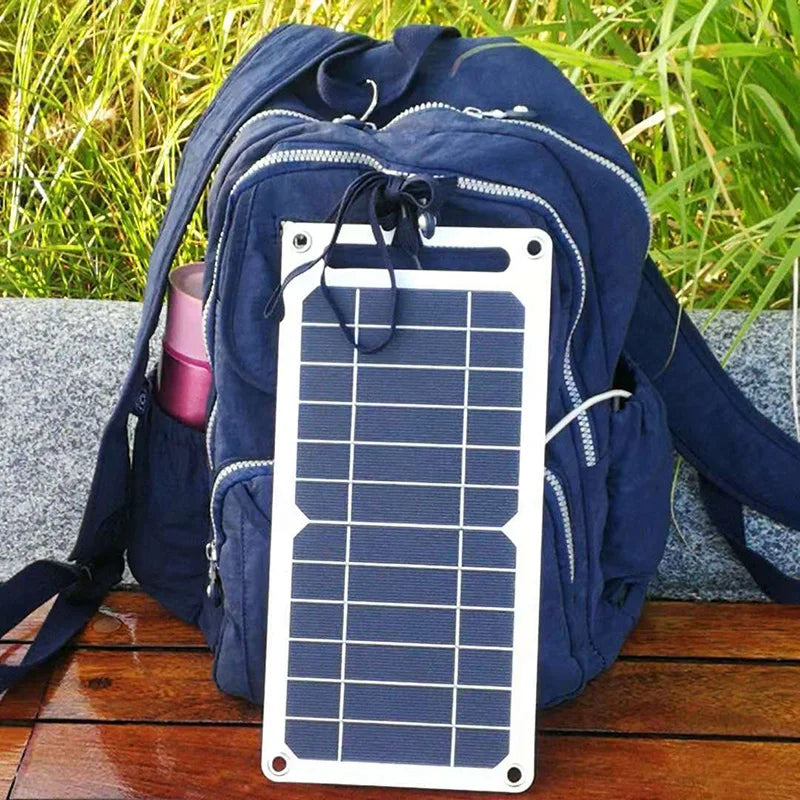 Tragbares Solarpanel mit USB-Ausgang zum Laden von Handy und Powerbank für Camping, Wandern und Radtouren – flach, IP65, Befestigungsösen
