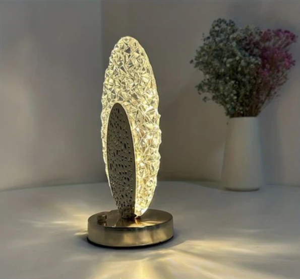 Tischlampe mit ovalem Leuchtrahmen in Kristalloptik und gehämmertem Mittelteil für Nachttisch und Kommode – runder Fuß in Gold, warmweißes Licht