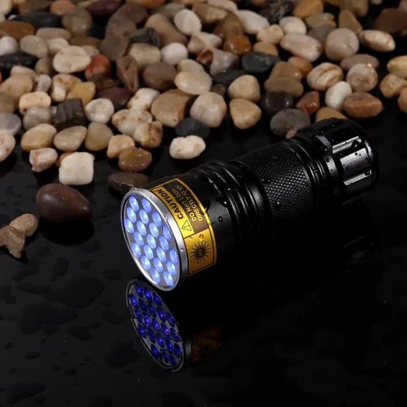 UV-Taschenlampe mit 21 LEDs zum Aufspüren von Flecken und Prüfen von Geldscheinen – Taschenformat, ca. 9,4 cm, Ein-Knopf-Bedienung, Batterie