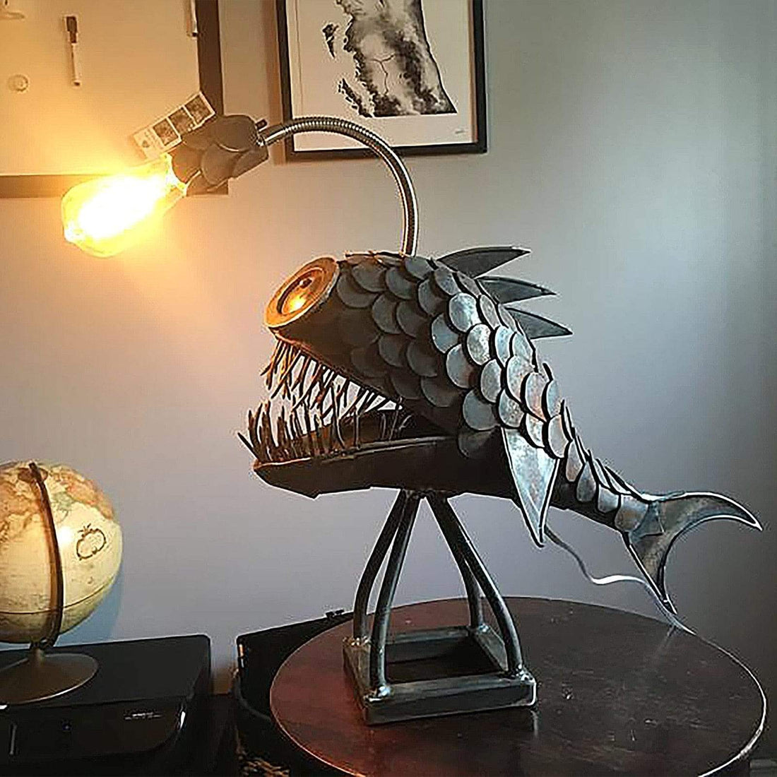 Deko-Tischlampe in Anglerfisch-Form im Tiefsee-Design für Regal, Sideboard und Nachttisch – warmes Stimmungslicht, Leuchtkörper an der Angel