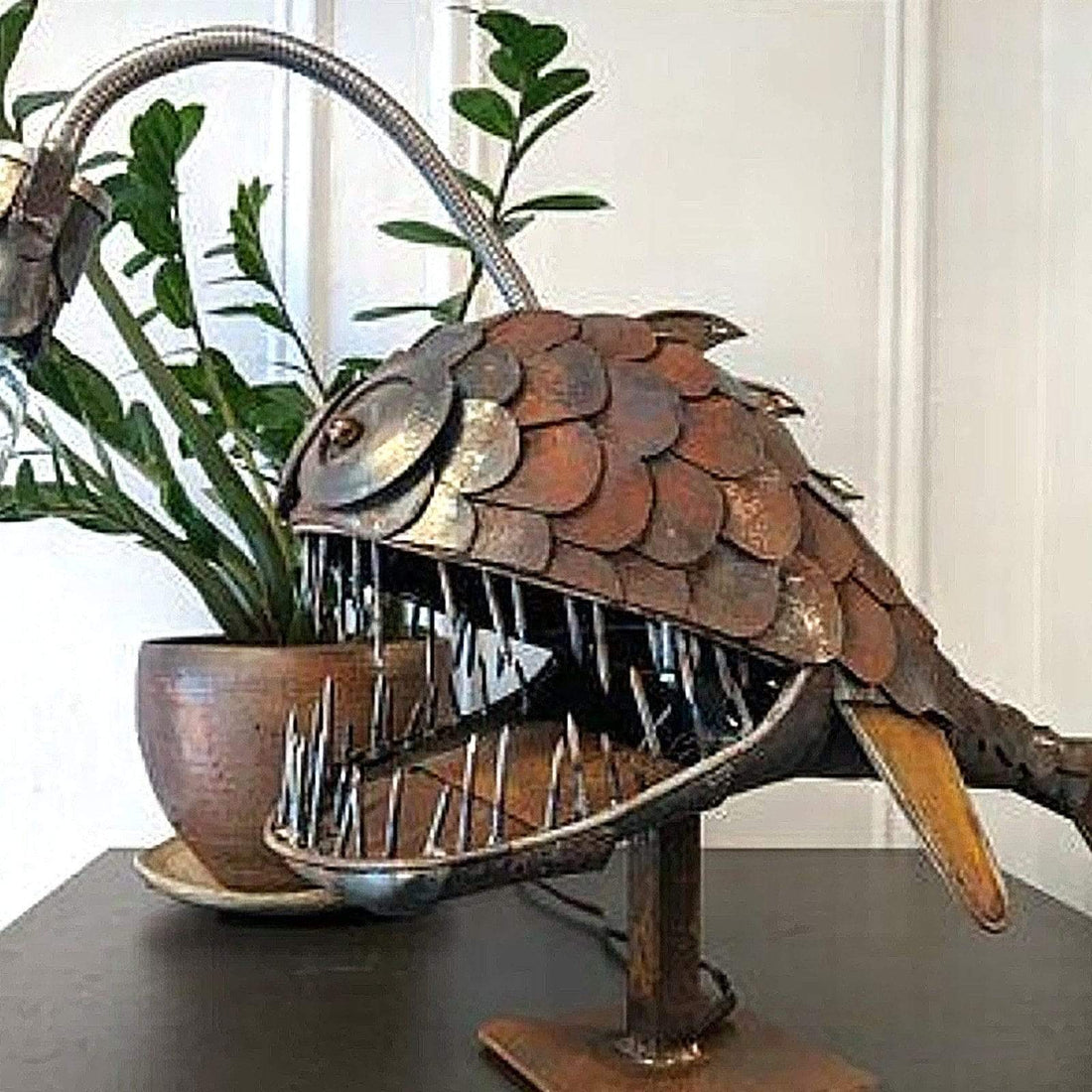 Deko-Tischlampe in Anglerfisch-Form im Tiefsee-Design für Regal, Sideboard und Nachttisch – warmes Stimmungslicht, Leuchtkörper an der Angel