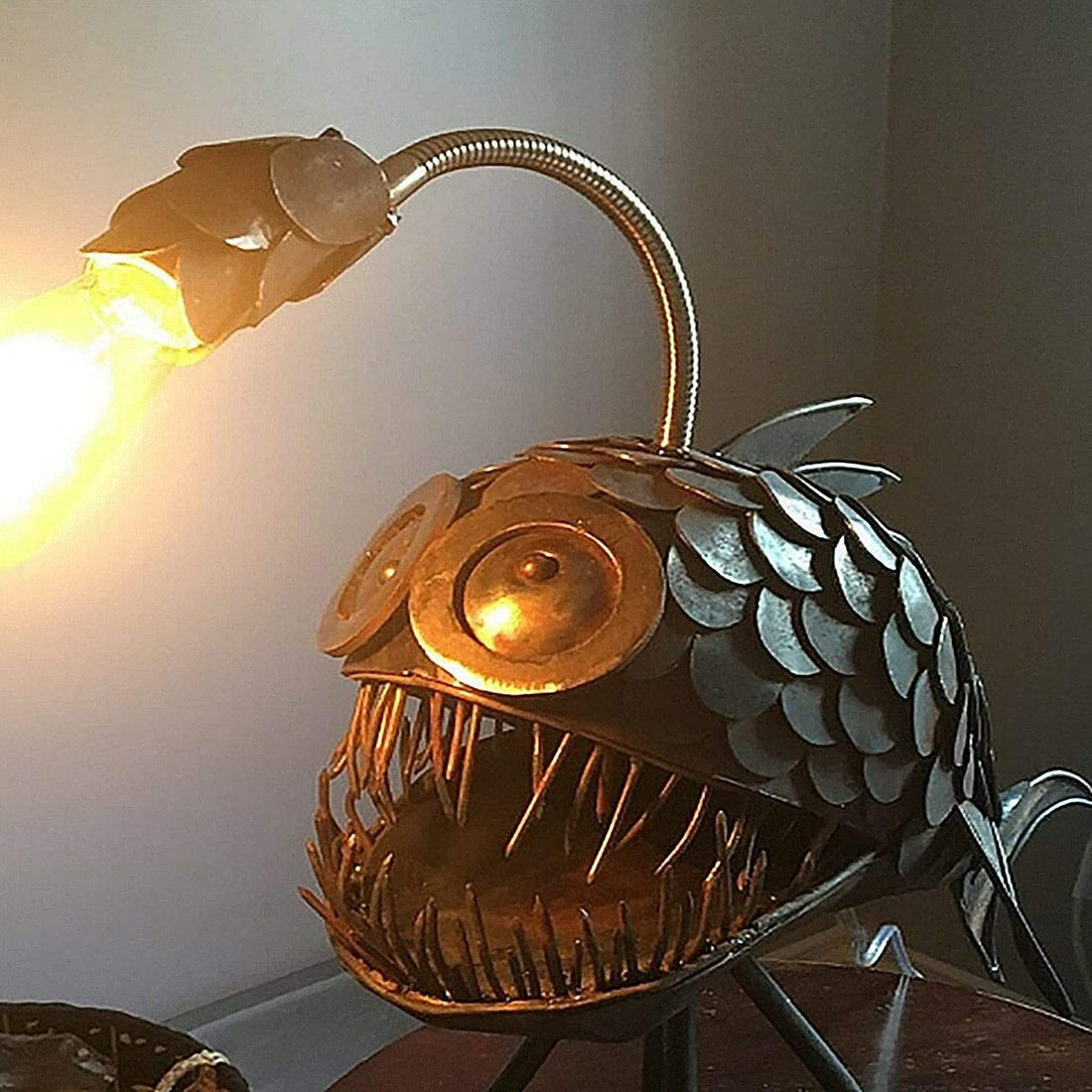 Deko-Tischlampe in Anglerfisch-Form im Tiefsee-Design für Regal, Sideboard und Nachttisch – warmes Stimmungslicht, Leuchtkörper an der Angel