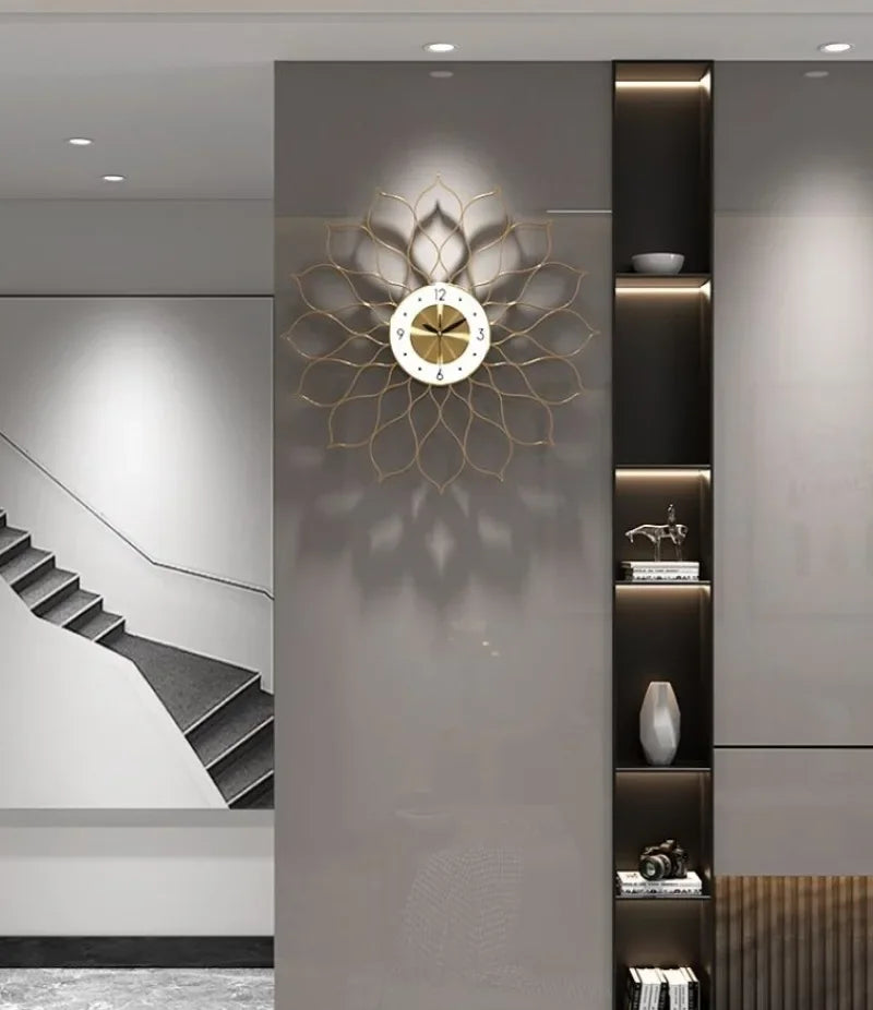 Große Design-Wanduhr aus Metall mit goldenen Lotusblättern aus Draht für Wohnzimmer und Schlafzimmer – Ø 55 cm, lautlos, Metall-Zifferblatt
