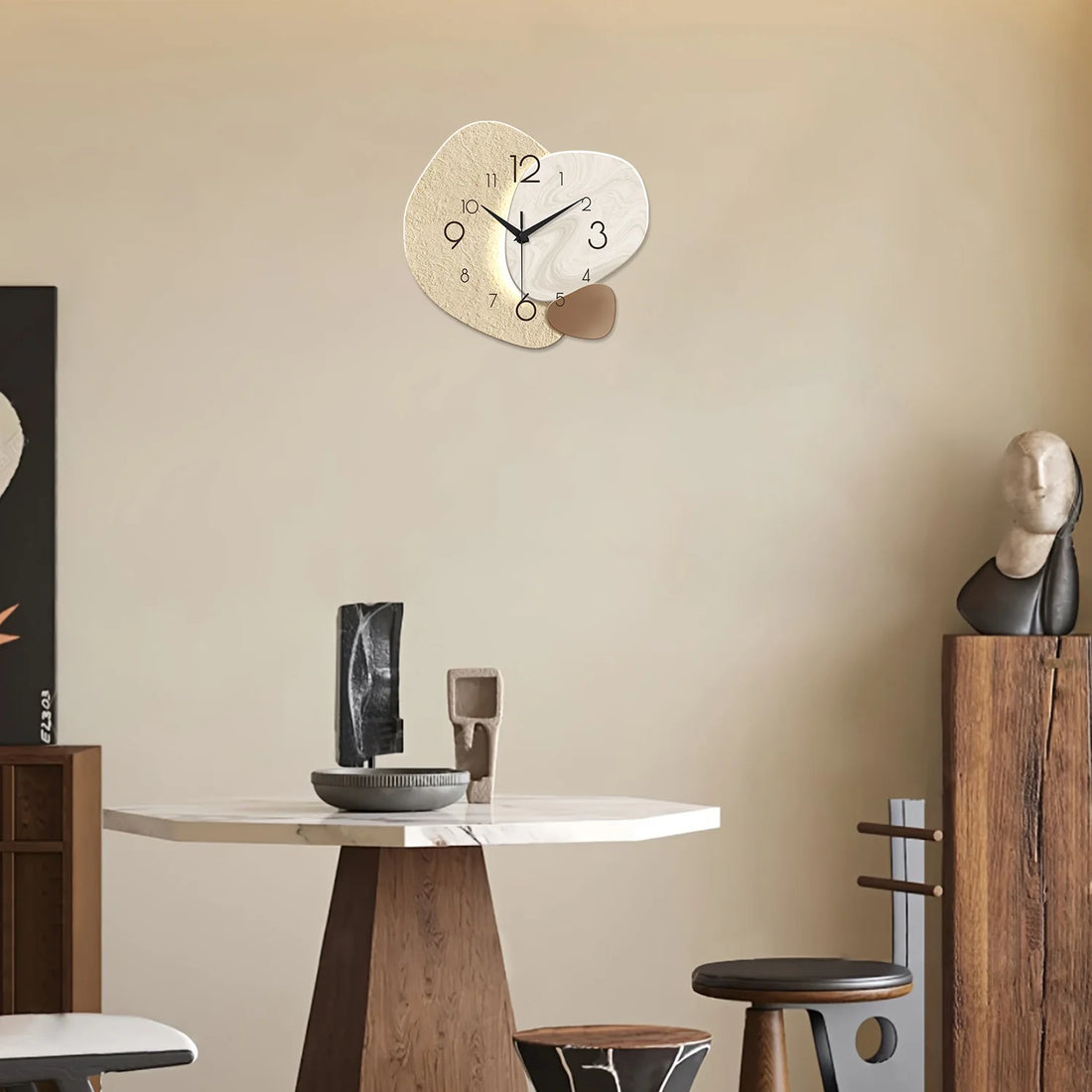Schlichte Wanduhr aus MDF im japanischen Stil für Schlafzimmer und Wohnzimmer – ca. 30, 36 oder 41 cm, Kieselstein-Form, Creme, leises Quarzwerk