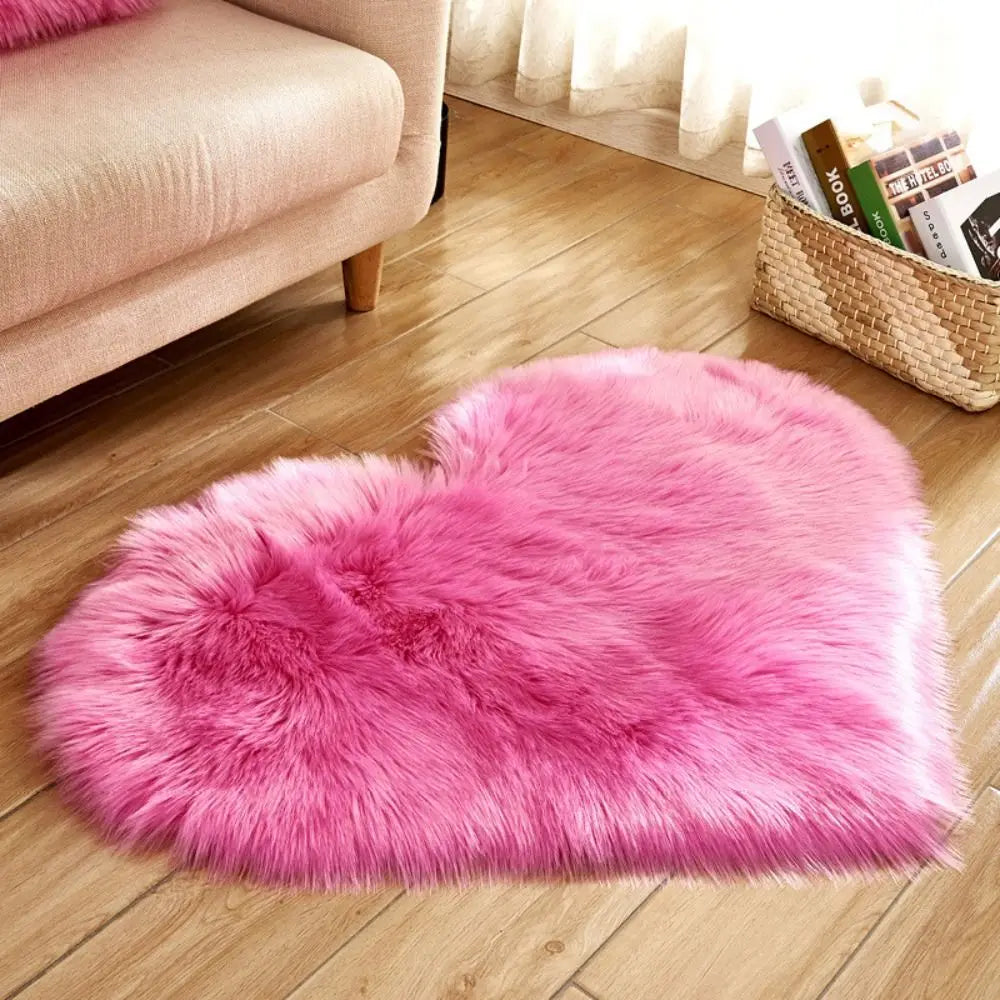 Herzförmiger Plüschteppich aus Kunstwolle als Sitzauflage und Deko-Matte für Wohnzimmer und Schlafzimmer – 30 × 40 cm, waschbar, 10 Farben