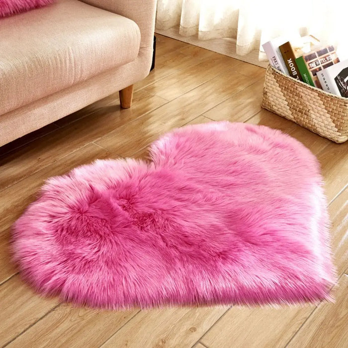 Herzförmiger Plüschteppich aus Kunstwolle als Sitzauflage und Deko-Matte für Wohnzimmer und Schlafzimmer – 30 × 40 cm, waschbar, 10 Farben