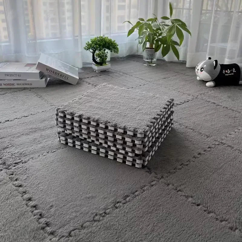 Warme Spielmatte aus 10 Plüsch-Schaumstofffliesen für Kinderzimmer und Schlafzimmer – 30 × 30 × 1 cm, ineinandergreifend, mit Randstreifen, 16 Farben
