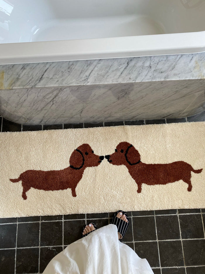 Badematte mit Dackel-Motiv auf weißem Grund für Bad und Küche – 40 × 90 bis 50 × 160 cm, saugfähig, rutschfest, waschbar, Kaschmir-Optik