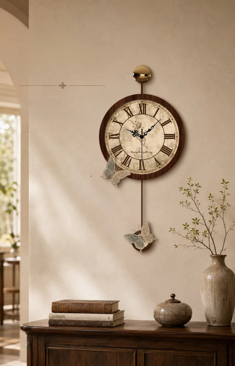 Retro-Wanduhr aus Acryl mit Schmetterlings-Dekor als Wanddekoration für das Wohnzimmer – 29 × 63 cm, römische Ziffern, Walnussoptik