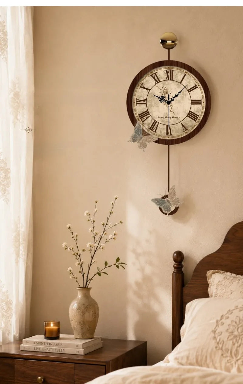 Retro-Wanduhr aus Acryl mit Schmetterlings-Dekor als Wanddekoration für das Wohnzimmer – 29 × 63 cm, römische Ziffern, Walnussoptik