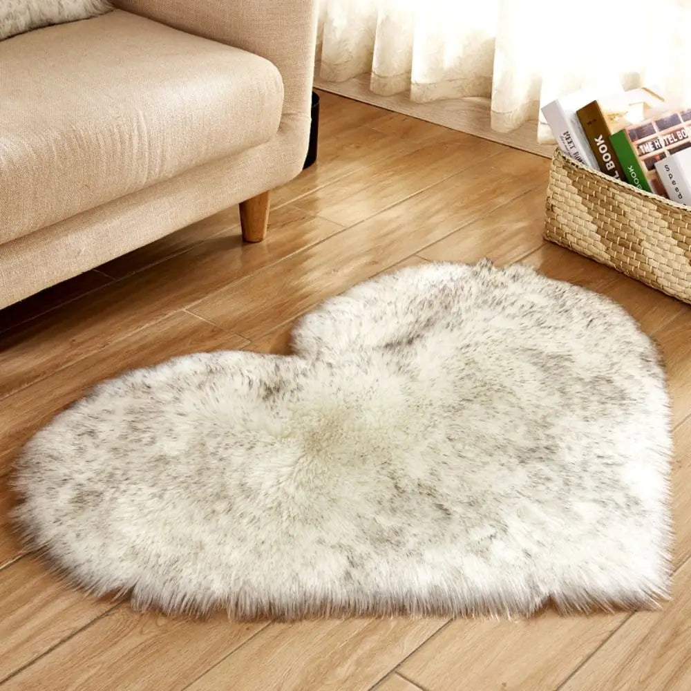 Herzförmiger Plüschteppich aus Kunstwolle als Sitzauflage und Deko-Matte für Wohnzimmer und Schlafzimmer – 30 × 40 cm, waschbar, 10 Farben